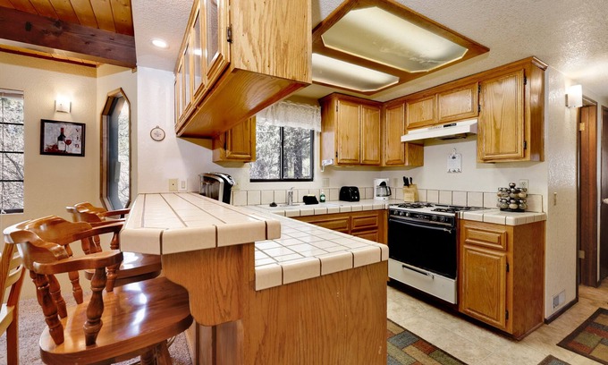 Fox Farm Cabin | Midnight Howl Family Chalet~ Central Fox Farm Cabin~