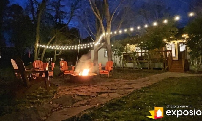 Northwest Raleigh House | Midtown Modern, Outdoor Movie, Air Hockey, Fire Pit, Sleeps 10