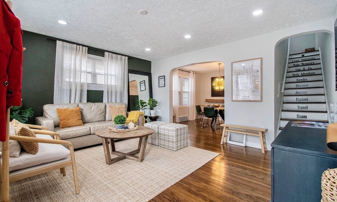 Midtown House | Midtown Stay: King Bed I FirePit I Yard I 5 min CHI Arena I CWS I Creighton