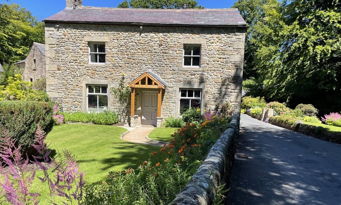 Preston House | MILL HOUSE, pet friendly, character holiday cottage in Chipping