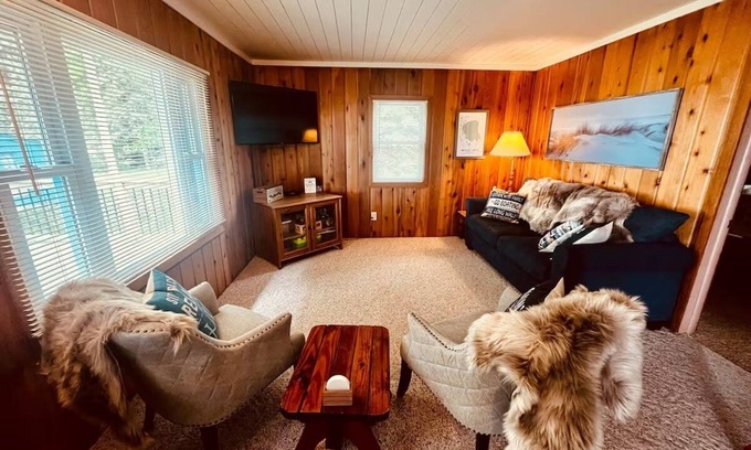 Vineland Cabin | Mille Lacs Lakefront Gem: Beach, Casino & Fishing
