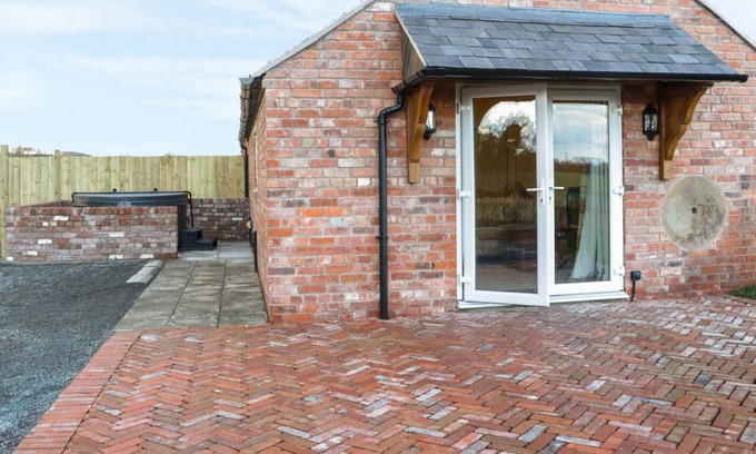 Stoney Stretton House | MILLSTONE COTTAGE, pet friendly, with hot tub in Westbury