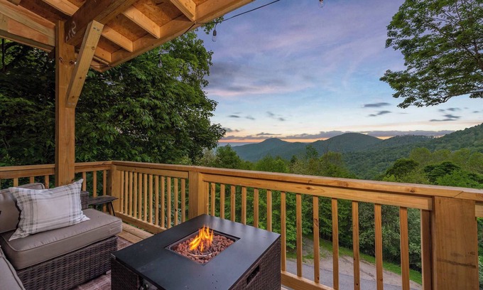 Wolf Laurel House | Min to Hatley~Mountain Views~Hot Tub~Game Room!