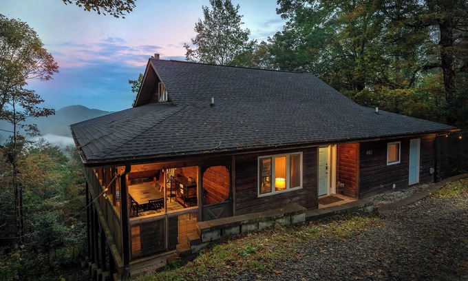 Wolf Laurel House | Min to Hatley Pointe~4Br~Views~Hot Tub~Sauna~Games