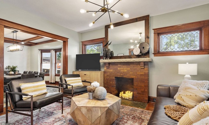 West Plaza House | Mini Central Station - Pet Friendly 3 Bed/2.5 Bath Walkable to Westport!