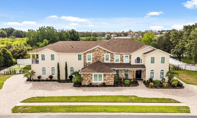 Windsor Hills House | Mini Golf, Splash Pad, Indoor Playground, Movie Theatre & Summer Kitchen