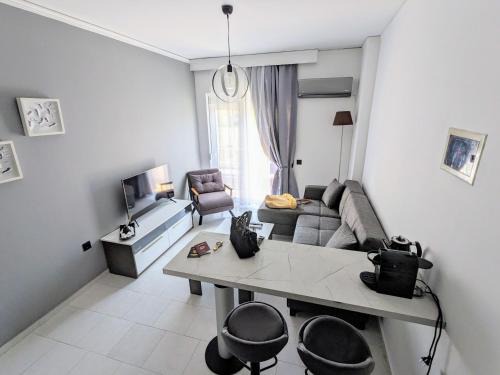Rhodes Apartment | Mini Mansion