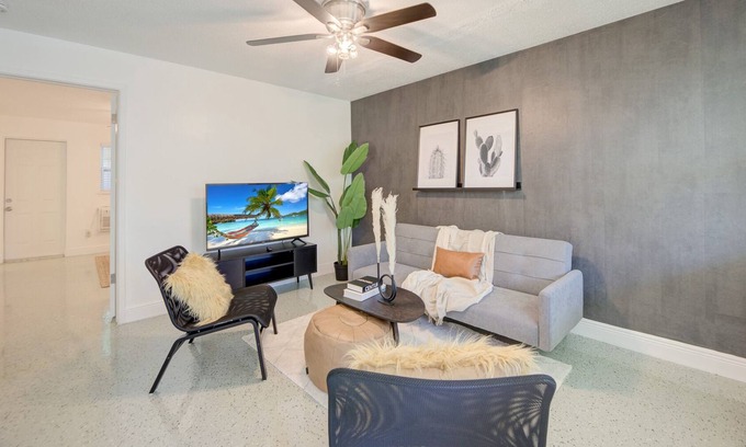 Riverside Park House | Minimalist Mod apt4 * 2ml to beach, air/cruiseport