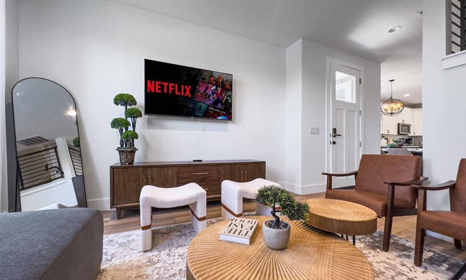 University Hills and Windsor Park House | Mins 2 Formula 1/Lux Retreat
