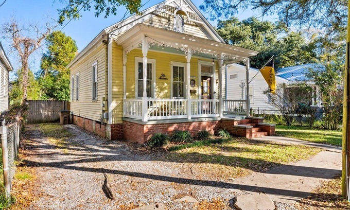 Mobile Cottage | Mins from downtown entertainment - Pet Friendly Historic Montegeux Cottage