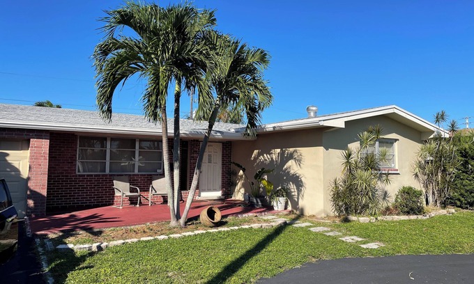 Pembroke Pines House | MINS from Everything -Private House 3/2- Pet Free/Smoke Free
