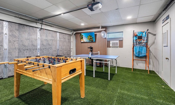 Clearwater House | Mins to Beach + Pool Game Room + Sleeps 10