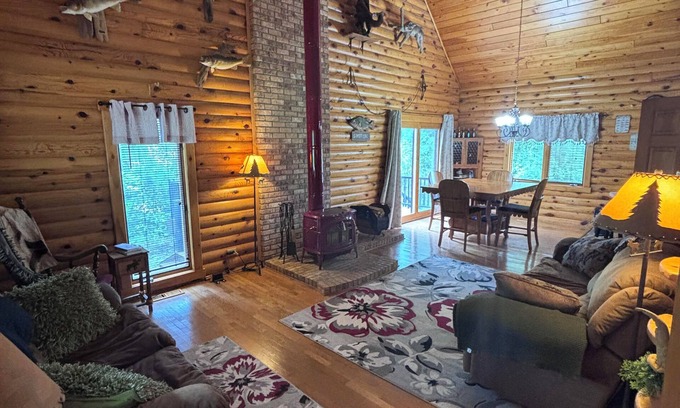 Baudette House | Minutes from Lake of The Woods, on Rainy River beautiful year round home!