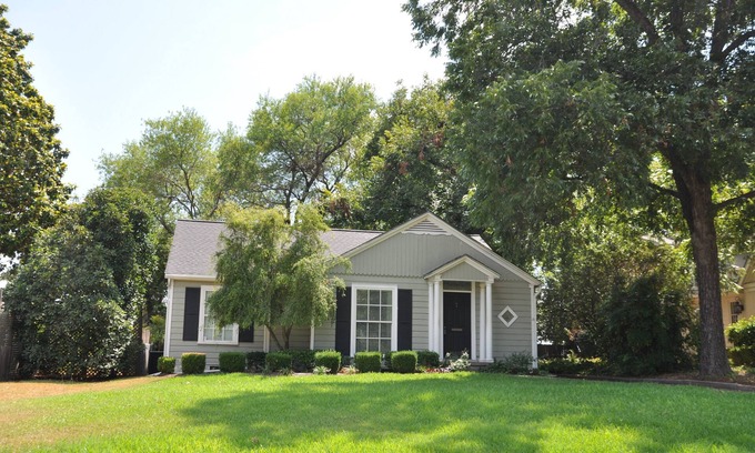 Austin Ave. House | Minutes from Magnolia & Baylor, enjoy the Little Cottage on famous Austin Avenue