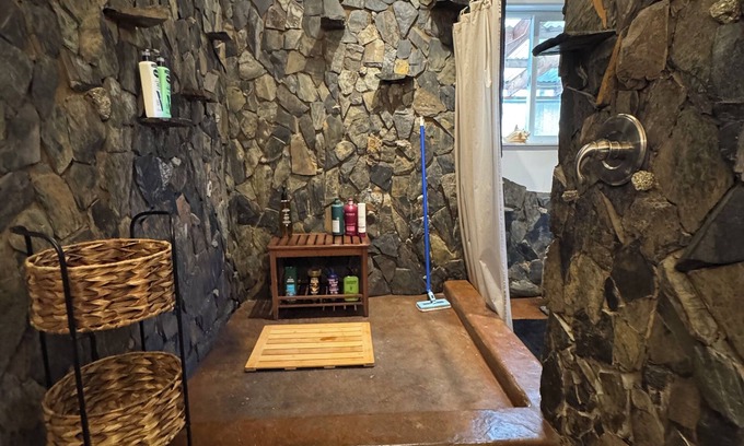 Fairview House | Minutes from museum, train depot, malls and shopping and both hospitals.