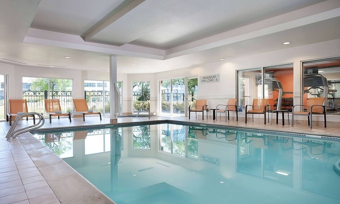 West Dundee House | Minutes from Stonegate Conference Centre! FREE Parking, Indoor Swimming Pool!