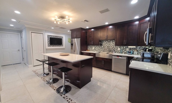 Pineapple Grove Arts District House | Minutes from the downtown life of Delray Beach and a mile away from the beach!