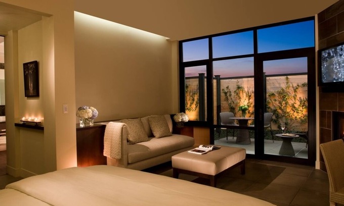 Yountville House | Minutes to Hailstone Vineyards and Napa Valley Balloons! Rooftop Pool, Parking!