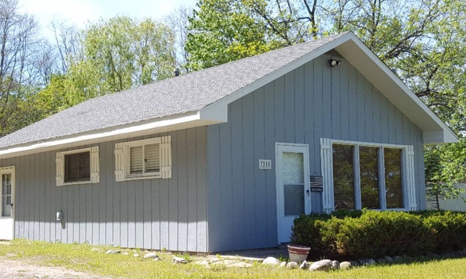 Bellaire Cottage | MINUTES TO TORCH LAKE