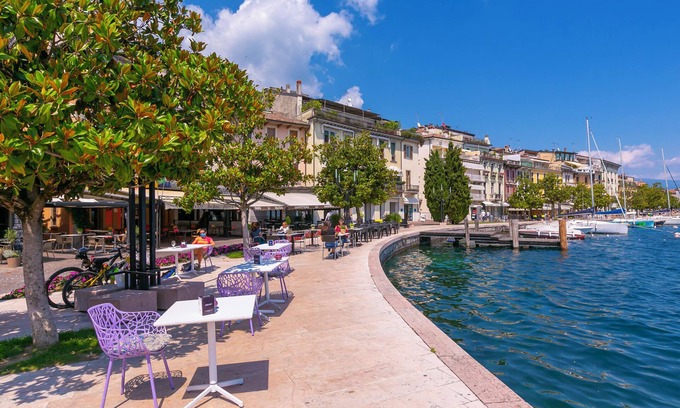 Salo Apartment | Mirabella Lake View & Private Parking