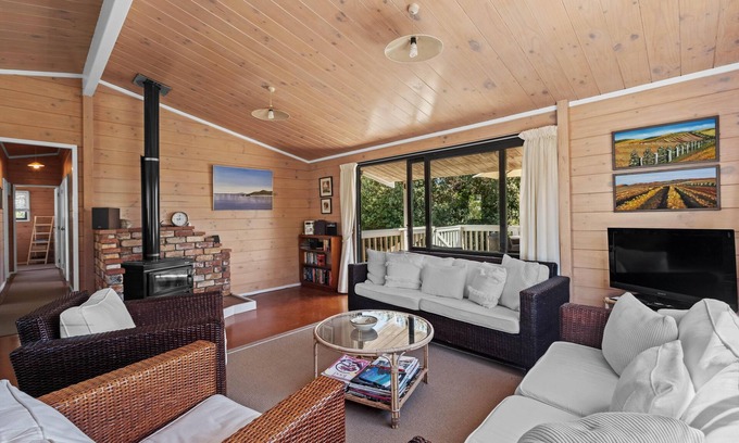 Palm Beach House | Miro Beach House at Palm Beach - Miro Cottage is a quintessential kiwi bach right next the white sands and lapping waves of picturesque palm beach. Accommodating up to 6 guests, with three bedrooms a good-sized family bathroom and open plan living ar