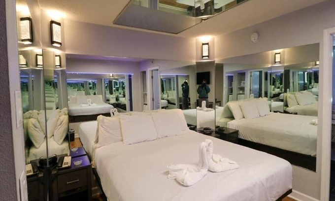 Henderson Hotel | Mirror Suite Smoking King Bed at Envi Boutique Hotel