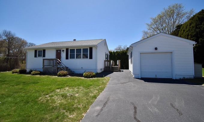Watch Hill House | Misquamicut Fire District | Walking Distance to the Beach | Parking Pass included