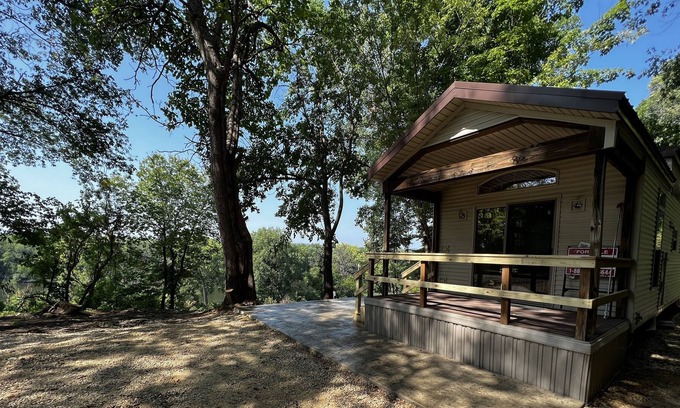 De Soto Cabin | Mississippi View 1 Bedroom & loft 1 Bath Sleeps 4