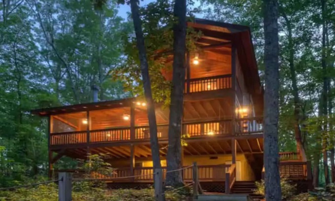 Cherry Log Cabin | Misty Lake Getaway - Hot Tub/Dog Friendly/EV Charger