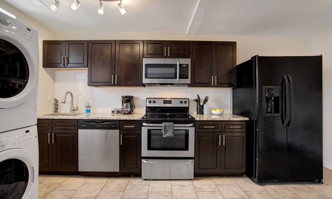 DeBaliviere Place Apartment | Mod Apartment next to Forest Park/BJC/WashU pets welcome