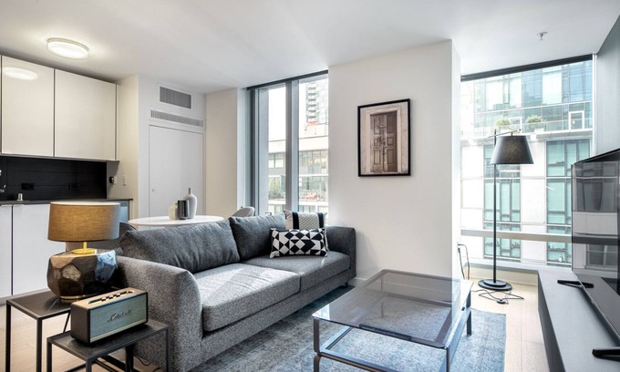 Rincon Hill Apartment | Mod Rincon Hill Studio w/Gym, BBQ, W/D, nr. SV. by Blueground