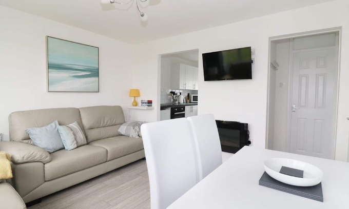 Great Yarmouth Ski Chalet | Modern Superior Chalet 5 min stroll Scratby Beach - handy for the Broads
