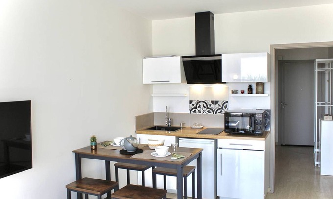 Villeneuve Loubet Beach Apartment | Modern 1-bedroom apartment, ground floor, AC, terrace, sleeps 4, near shops