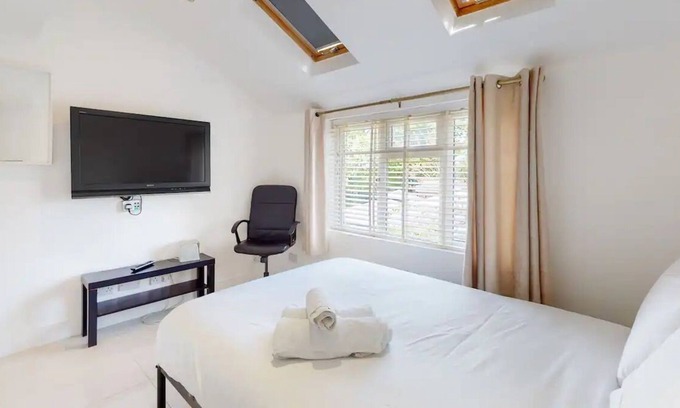 Friern Barnet Apartment | Modern 1 Bedroom Flat 3 Mins to Arnos Grove Tube