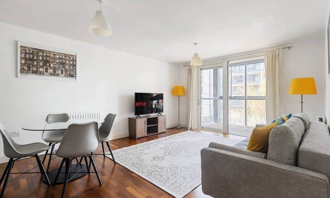 Dalston Apartment | Modern 1-Bedroom Flat with Balcony/Next to Station