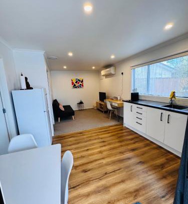 Trentham House | Modern 1 bedroom guest house