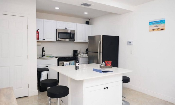 Ortona North Condo | Modern 1 bedroom w/2 beds sleeps 5 beach access!