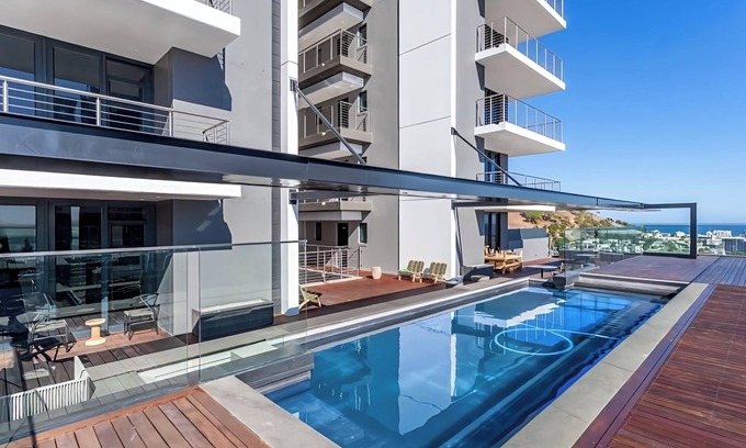 Cape Town City Centre Apartment | Modern 1-bedroom with WiFi, fitness room, rooftop in amazing Cape Town