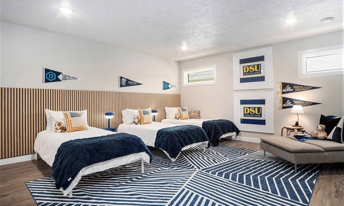 Madison House | Modern 1 Level - King Bed Primary Suite - 3 TVs - Private Fenced Yard