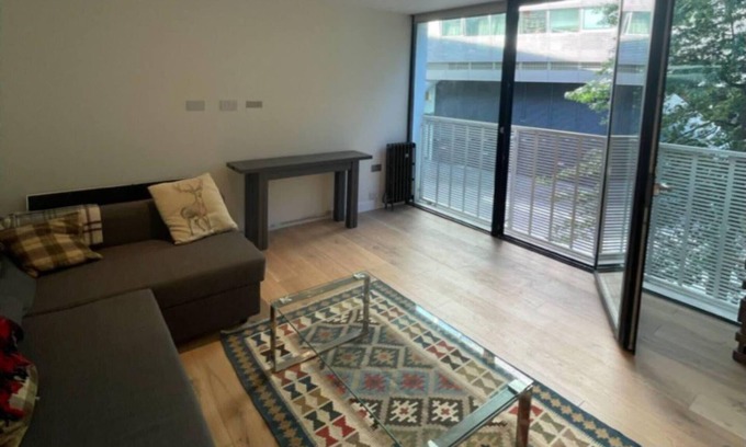 St. Mary's Park Apartment | Modern 1BD Flat near River Thames, Battersea!