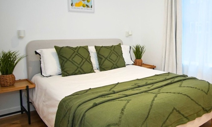 Eastbourne City Centre Apartment | Modern 1Bed Seaside Apt, Walk to Beach,Town,Train