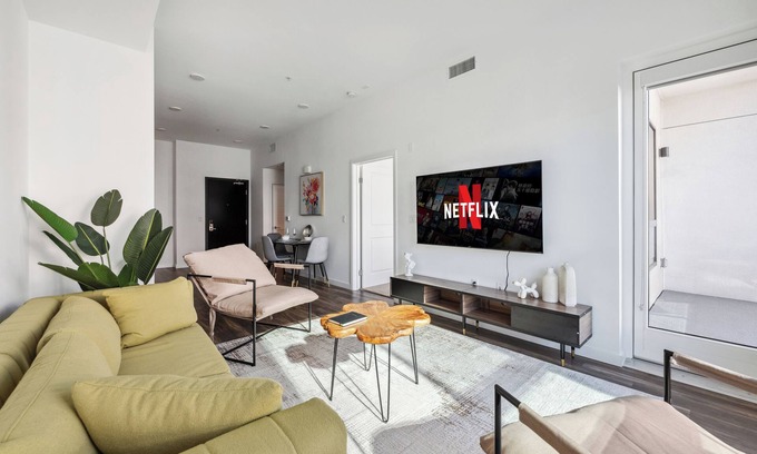 Los Angeles Apartment | Modern 1BR apartment in the heart of Hollywood with pool, jacuzzi