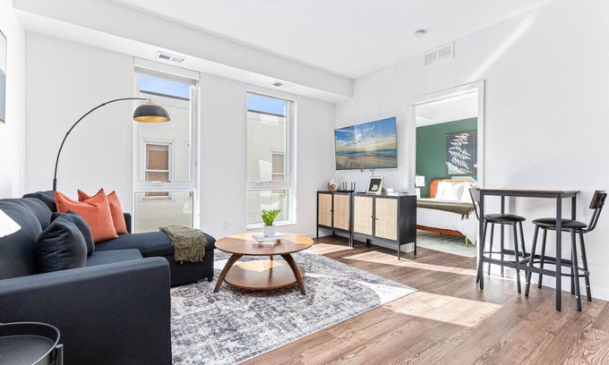Uptown Apartment | Modern 1BR in Lowry Hill | Near Shops & Dining