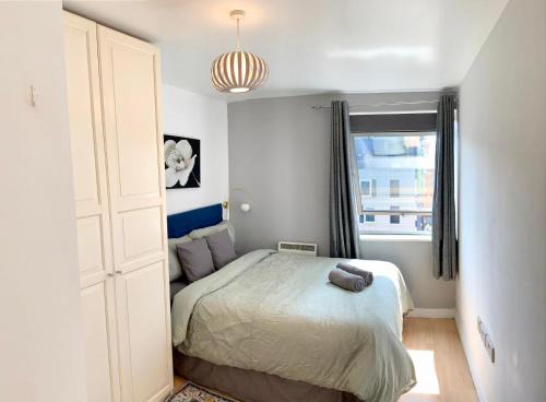 East Acton Apartment | Modern 2 bed 2 bath opp tube station