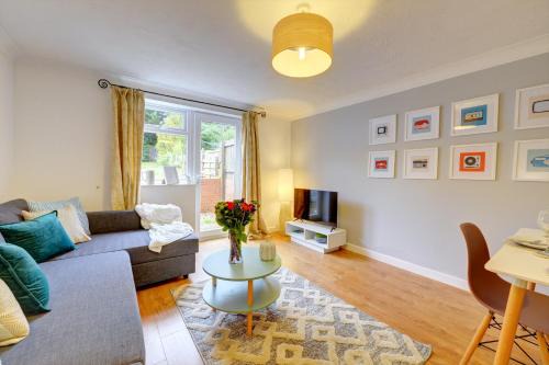 Long Itchington House | Modern 2 Bed House Sleeps 6 Southam Town Centre - Inspire Homes Ltd