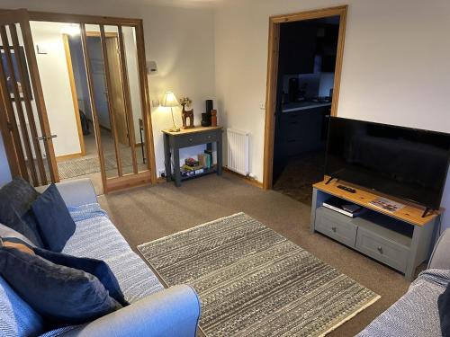 Cellardyke Apartment | Modern 2-Bed Sleeps 4 - Pet Friendly & Parking