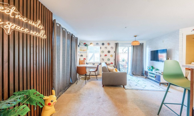 Belltown Condo | Modern 2 Bedroom Belltown Condo w/Free Parking