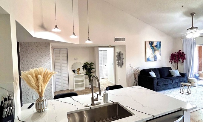 Naples Condo | Modern 2-bedroom condo with all amenities close to downtown, beach and shops