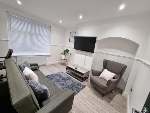 Alibon House | Modern 2 bedroom house in Greater London - Private Garden, Free Wifi and Parking
