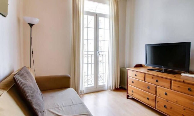 El Poble-sec Apartment | Modern 2 Bedroom in Poble Sec, 7 Minutes to Metro